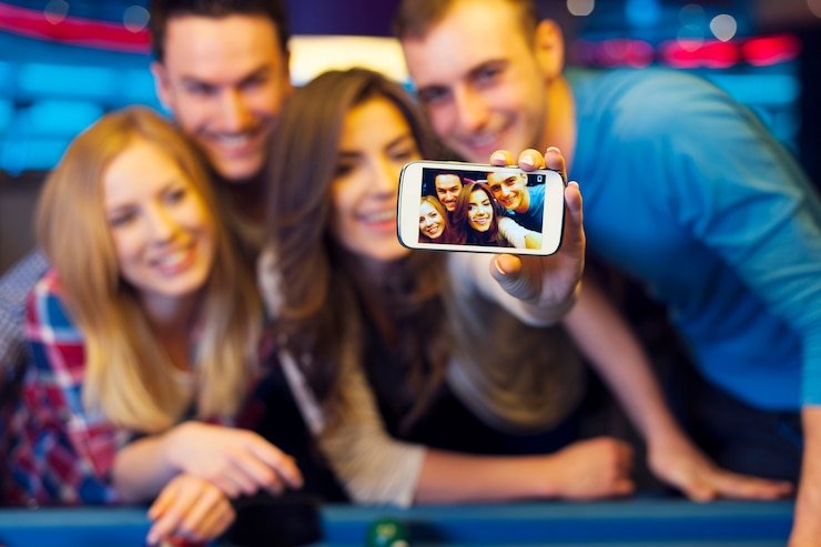 Multi-player Domino QQ table in action